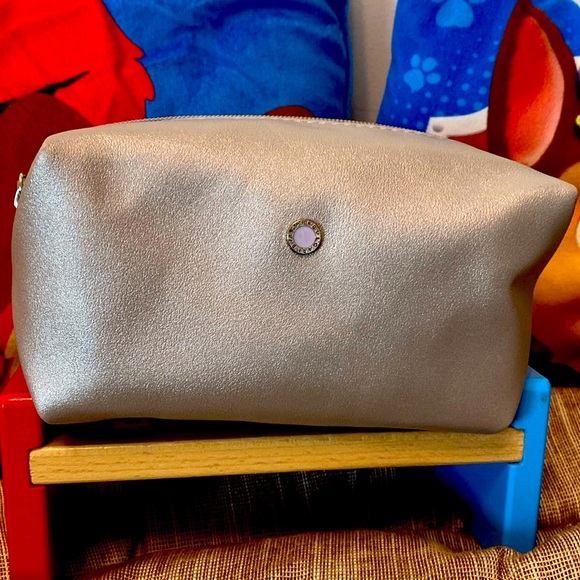 Pre ❤️ Bulgari Perfume Metallic Silver Pouch ( Emirates) - Picture 1 of 9